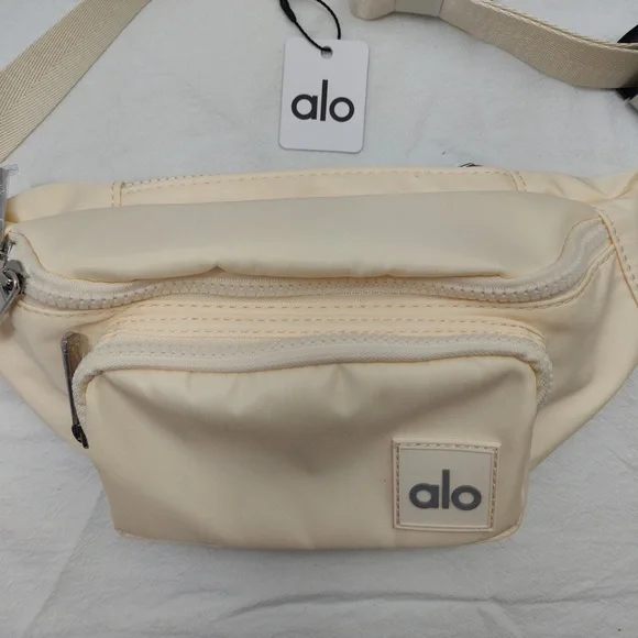 ALO Yoga Explorer Convertible Pack | 3L Nylon Waist Bag - Picture 2 of 6